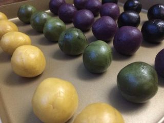 9、五彩桃山皮月饼,其实桃山皮也可做馅用的。