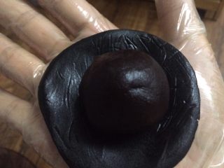 13、五彩桃山皮月饼,墨云色入红豆颗粒豆沙