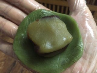 15、五彩桃山皮月饼,抹茶包入巧克力提拉米苏