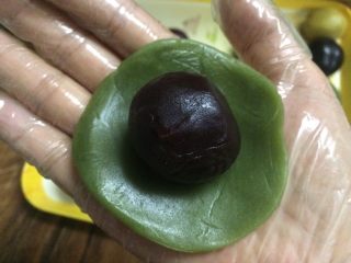 16、五彩桃山皮月饼,抹茶包红豆沙