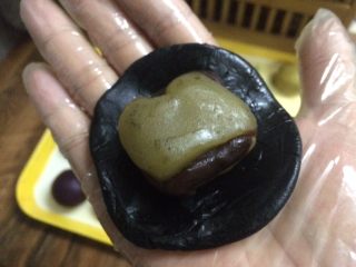 17、五彩桃山皮月饼,紫云包入巧克力提拉米苏