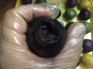 18、五彩桃山皮月饼,用虎口慢慢推,收口捏紧抹平。