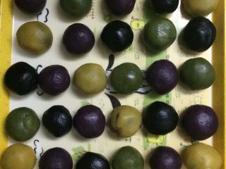 19、五彩桃山皮月饼,一一包好了