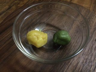 21、五彩桃山皮月饼,再备一点点原味和抹茶味的桃山皮。