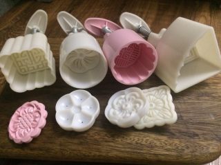 22、五彩桃山皮月饼,准备各款模具,方形、圆形花朵、扇形。