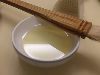 23、五彩桃山皮月饼,备一碟玉米油,刷模具,防粘模。