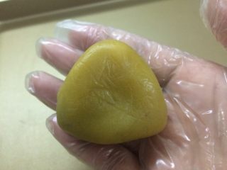 24、五彩桃山皮月饼,进行压花了,压扇形的先搓成三角形。