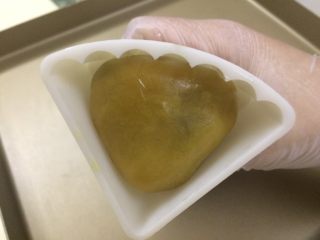 25、五彩桃山皮月饼,入模