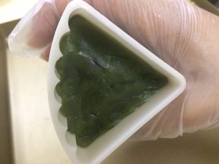 26、五彩桃山皮月饼,用手先轻轻压,均匀填满各个角,比较容易压成形,花纹也比较立体。