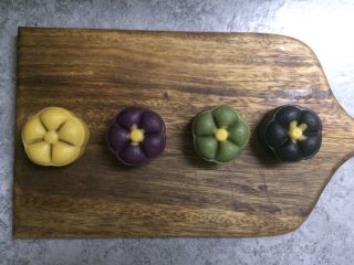 28、五彩桃山皮月饼,压圆形花朵,先把花蕾填上不同颜色的桃山皮,再放入模具,按压,建议在烤盘上操作,因为桃山皮比较软,移动的话会有点变形,为了拍照我一部分没放烤盘里压。