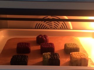 32、五彩桃山皮月饼,提前上下180度预热烤箱,进炉烤10分钟。