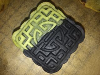 33、五彩桃山皮月饼,刚出炉的月饼,表面光泽没那么亮。