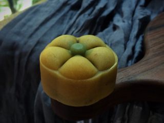 34、五彩桃山皮月饼,隔天回油了,表面比较有光泽。