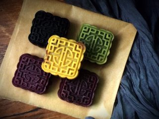 35、五彩桃山皮月饼,美不?