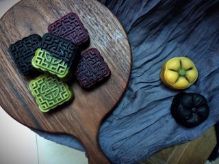 36、五彩桃山皮月饼,真爱,舍不得吃,晚上三拔人来瓜分了一些,幸亏偶机智,中午牺牲午睡先拍皂骗了。