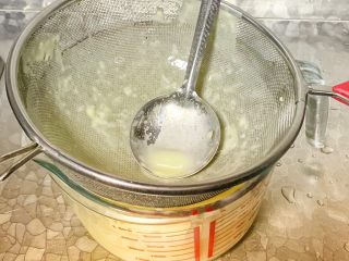 1、冬至美食 榴莲千层,搅拌成面糊