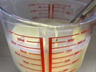 4、冬至美食 榴莲千层,搅拌均匀