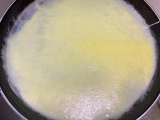 5、冬至美食 榴莲千层,不粘锅小火开始烙