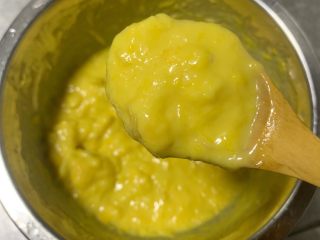 10、冬至美食 榴莲千层,搅拌均匀