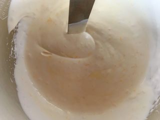 14、冬至美食 榴莲千层,加入榴莲糊糊搅拌均匀