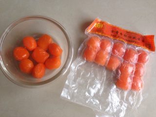 1、蛋黄豆沙月饼,在冷冻层取出咸蛋黄，放入保鲜盒里