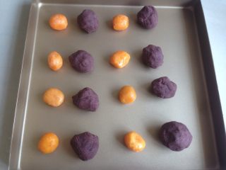 3、蛋黄豆沙月饼,将浸过油的咸蛋黄用厨房纸吸下油，然后放在铺了油布的烤盘上，150度烘烤7分钟左右，不要烤得太熟。每个蛋黄的重量有点偏差，加上豆沙馅的总重量应为30克。