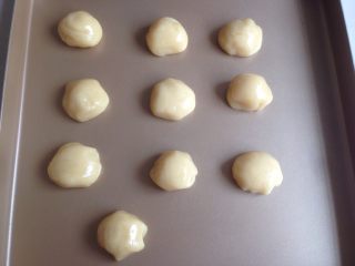 9、蛋黄豆沙月饼,将面团分成每个20克