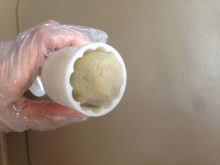 13、蛋黄豆沙月饼,粘点玉米淀粉防粘，多余的粉拍掉。放入法焙客50克的月饼模里。