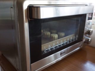 15、蛋黄豆沙月饼,放入已经预热到190度的东菱K40C烤箱，烘烤5分钟定型取出。