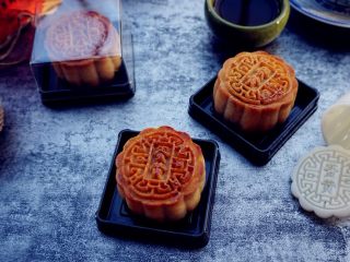 17、蛋黄豆沙月饼,继续烘烤15分钟左右。烘烤好的月饼，不能立即品尝，放凉后放保鲜盒，室温回油两天后再食用