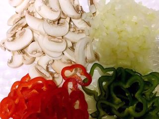 4、至尊披萨,口蘑切片，洋葱切碎，青红椒切圈或丝