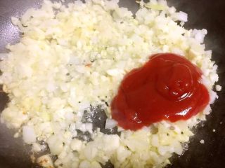 8、至尊披萨,放入番茄酱（番茄酱要多放些才好吃）