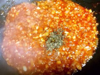 9、至尊披萨,翻炒均匀磨入黑胡椒（黑胡椒粉也可）罗勒叶