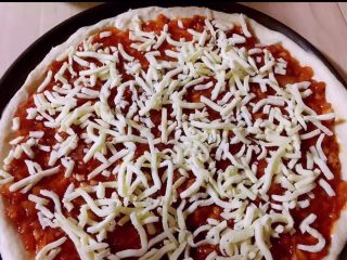 11、至尊披萨,铺上一层芝士碎