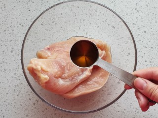 2、照烧鸡胸肉,加入一勺料酒