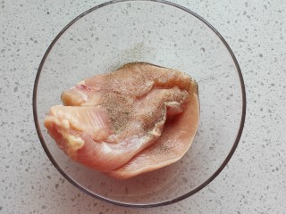 3、照烧鸡胸肉,少许胡椒粉