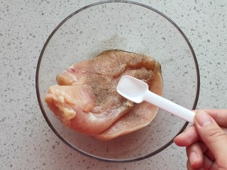4、照烧鸡胸肉,少许咸盐