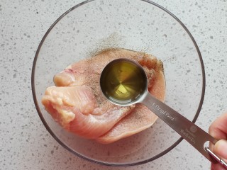 5、照烧鸡胸肉,一勺玉米油