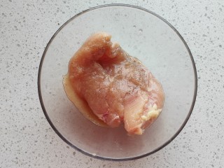 6、照烧鸡胸肉,抓匀腌制30分钟