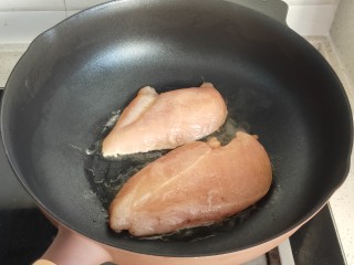 7、照烧鸡胸肉,锅中热油，放入鸡胸肉