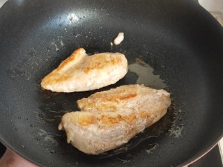 8、照烧鸡胸肉,煎至两面金黄