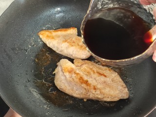 14、照烧鸡胸肉,倒入锅中