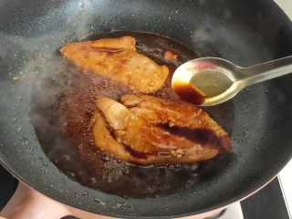 16、照烧鸡胸肉,不时浇一下，盖盖煮5分钟左右即可出锅