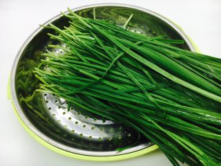 2、韭菜小圆子,把摘好的韭菜放入淡碱水里浸泡20分钟，清洗干净，沥干水分备用。