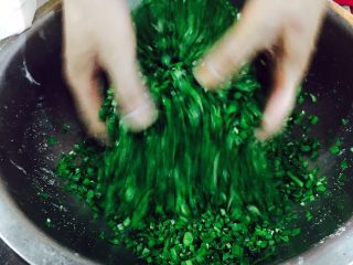 4、韭菜小圆子,把它们和匀即可