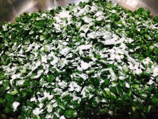 5、韭菜小圆子,均匀地撒入一把面粉