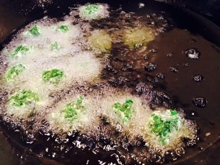 10、韭菜小圆子,刚刚放入小丸子时，小丸子会沉下去，约20秒左右小丸子就会漂上来。