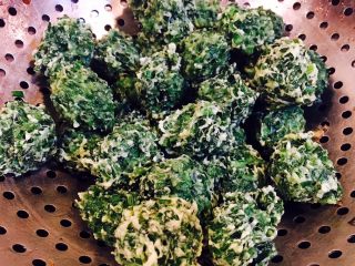 12、韭菜小圆子,把漂上来的丸子捞上来，放在笊篱里沥油。