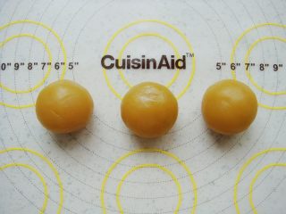 9、莲蓉蛋黄冰皮月饼,用虎口慢慢上推包起来。