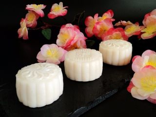 14、莲蓉蛋黄冰皮月饼,成品图。